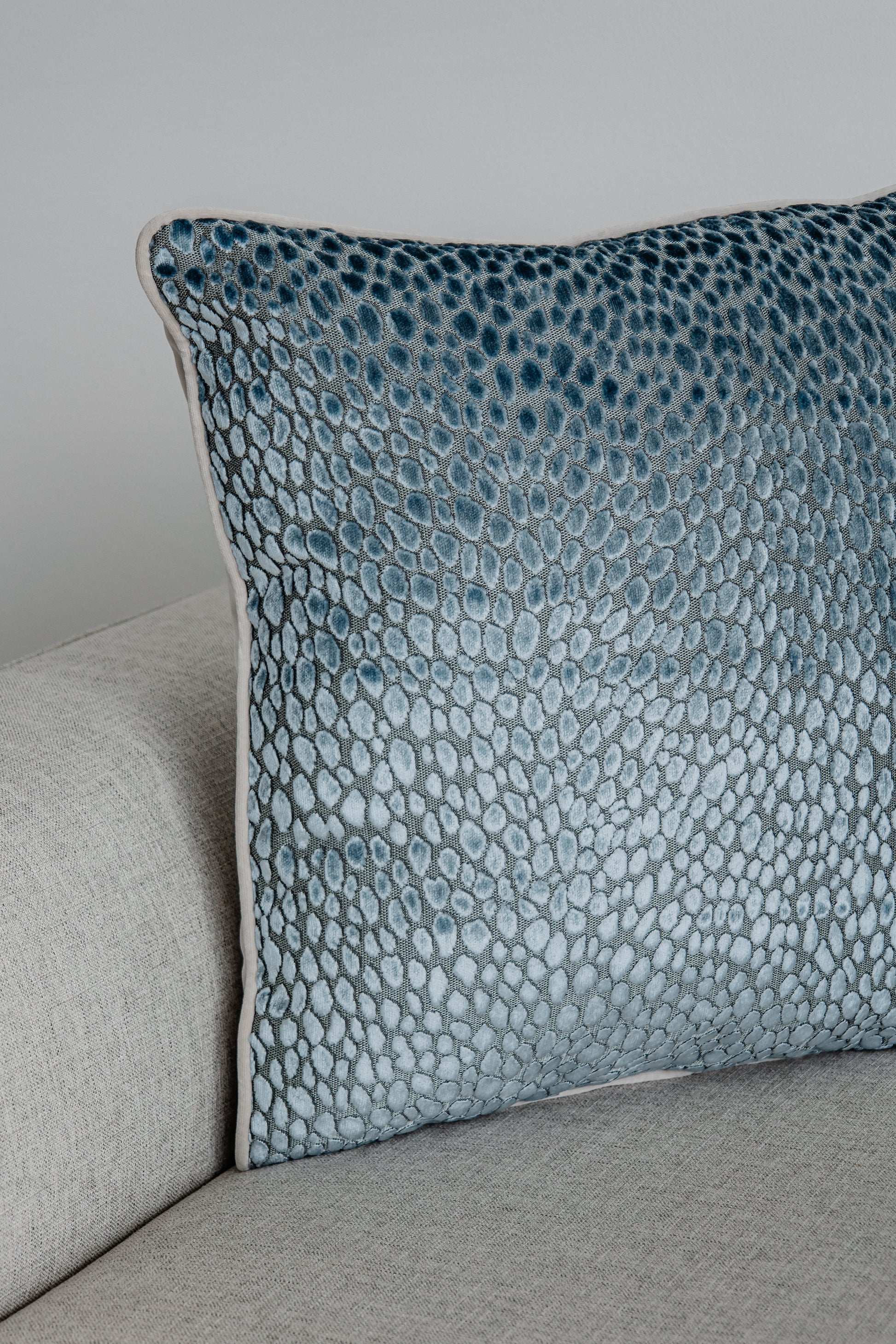 Nahaufnahme seitlich, Dekokissen Arctic Blue 40x60 cm, 3D-Veloursstruktur in Blau und Taupe
