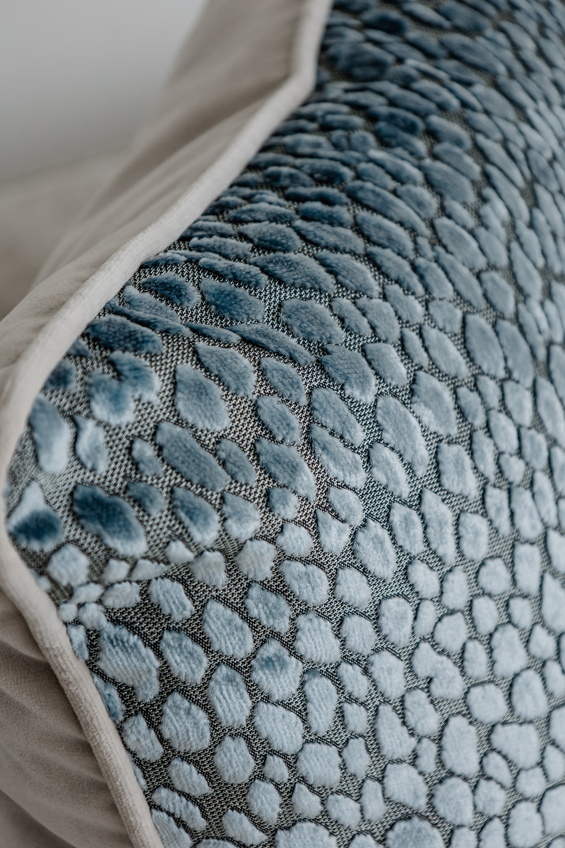 Detail Vorderseite, Dekokissen Arctic Blue 40x60 cm, geprägte 3D-Veloursstruktur in Blau und Taupe
