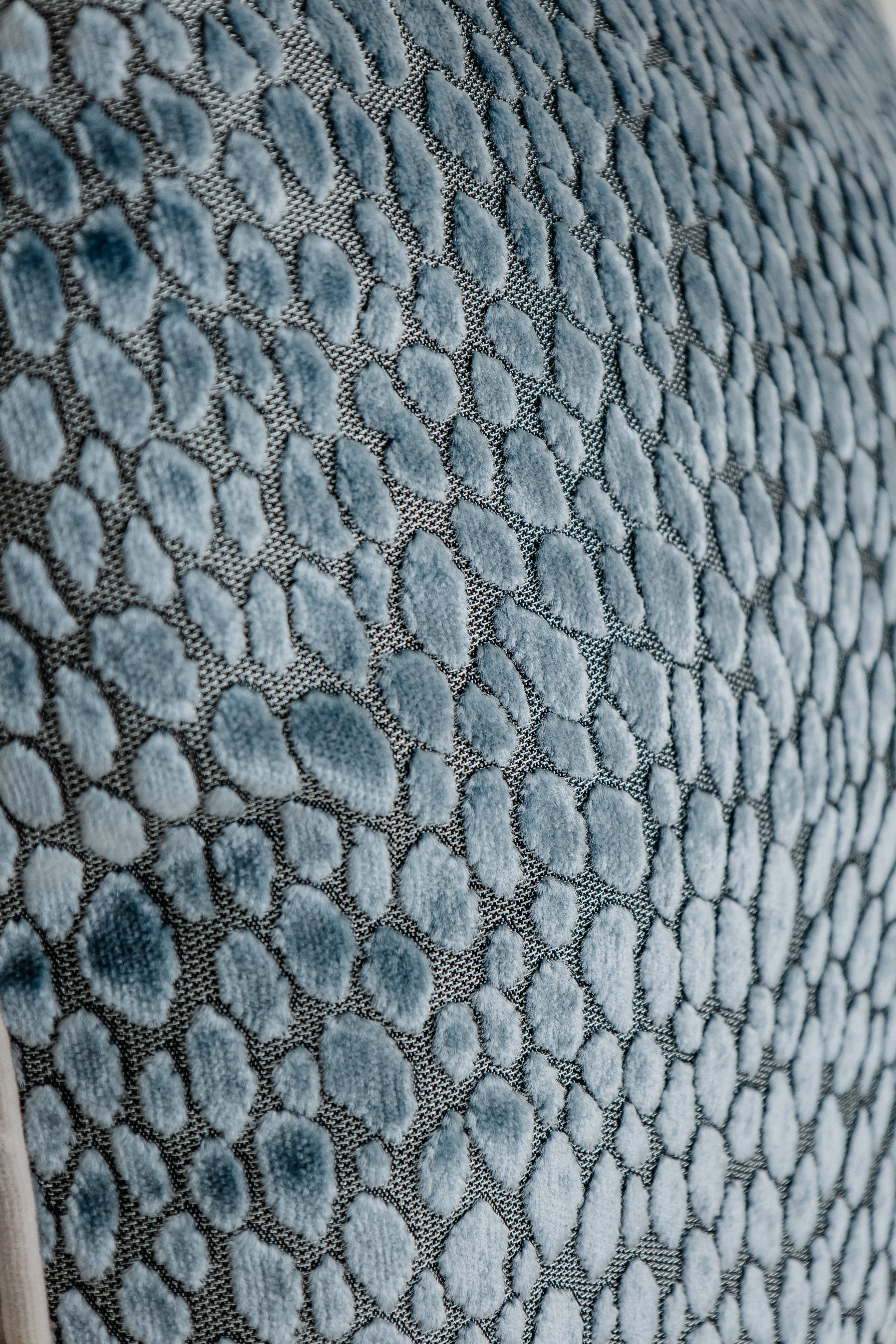 Nahaufnahme, Dekokissen Arctic Blue 40x60 cm, 3D-Veloursstruktur in Blau und Taupe