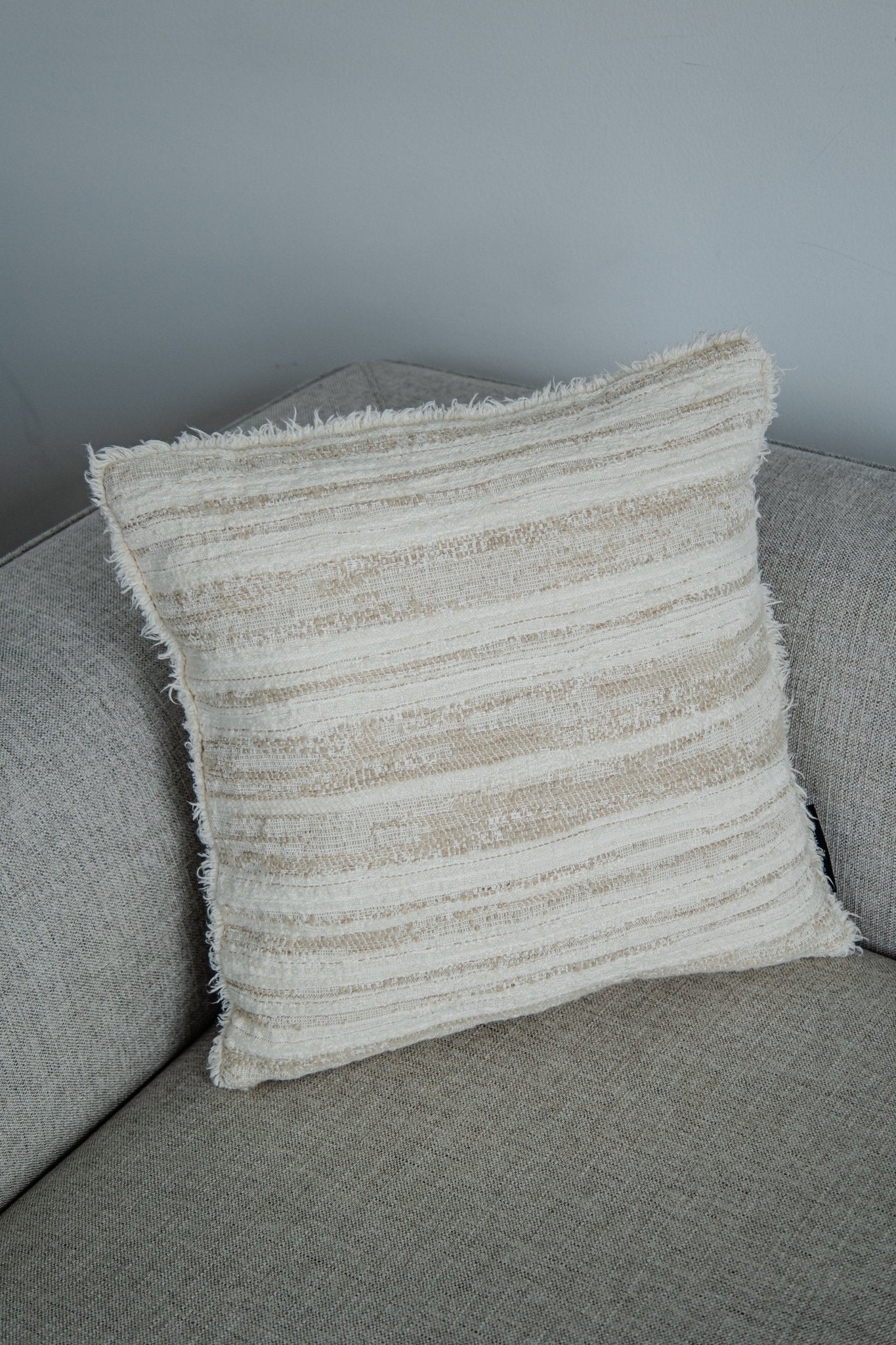 „LIVORNO“ Kissen – Limited Edition 45×45 cm | Handmade Leinen - Woll - Mix mit feinen Fransen - Kissen - Martin Gabriel Home