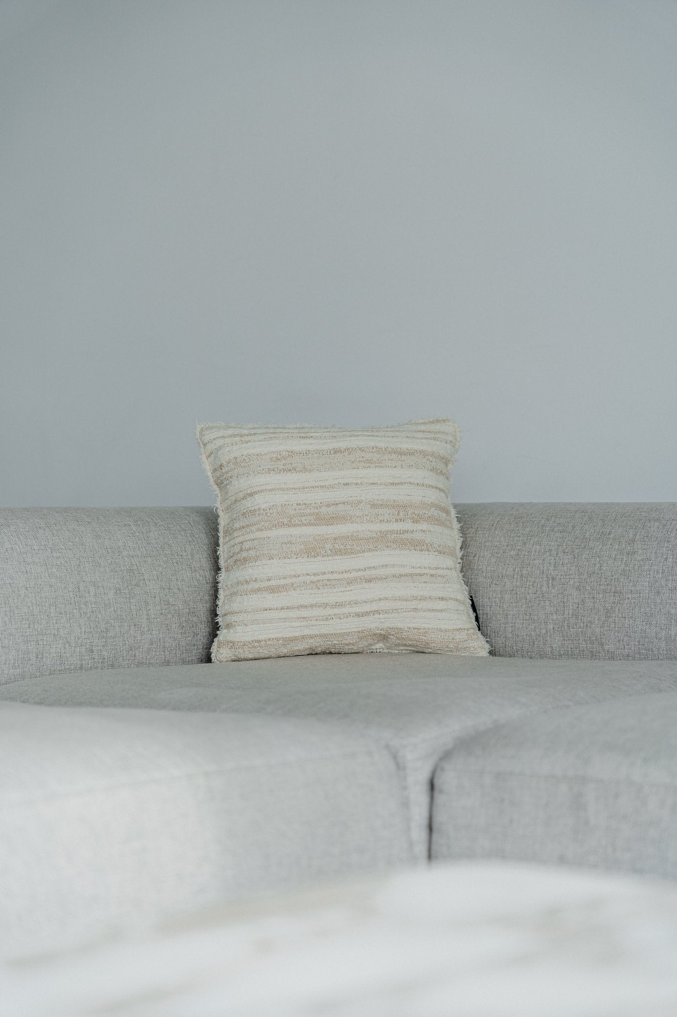 „LIVORNO“ Kissen – Limited Edition 45×45 cm | Handmade Leinen - Woll - Mix mit feinen Fransen - Kissen - Martin Gabriel Home