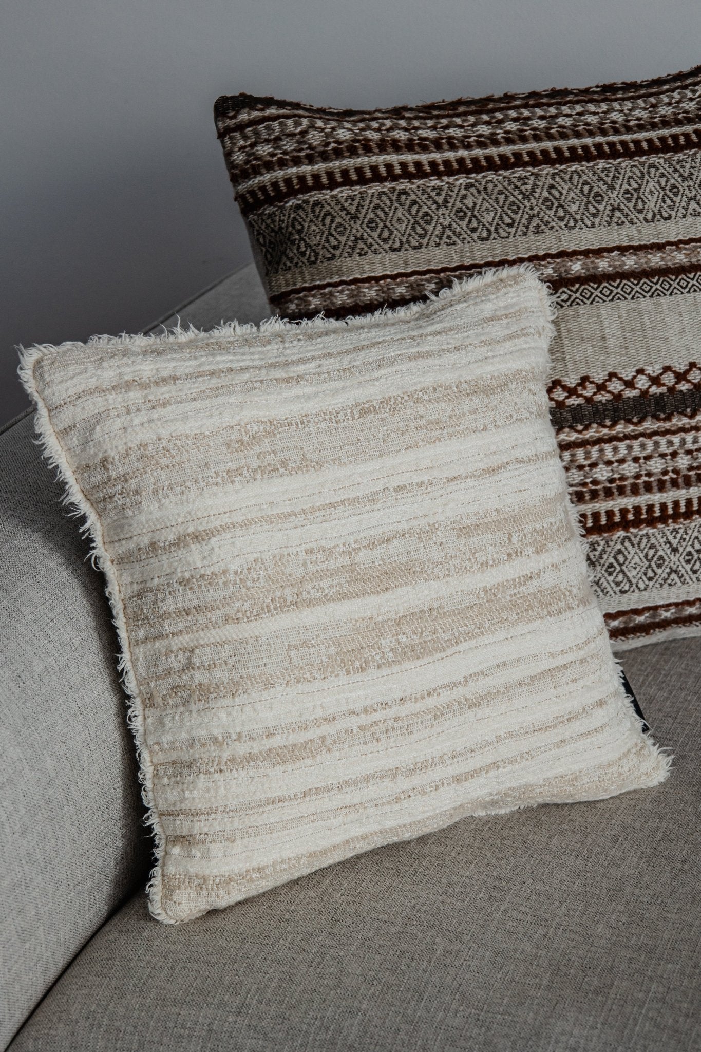 „LIVORNO“ Kissen – Limited Edition 45×45 cm | Handmade Leinen - Woll - Mix mit feinen Fransen - Kissen - Martin Gabriel Home