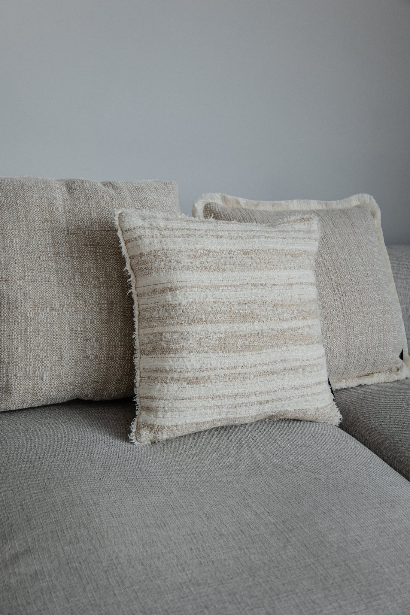 „LIVORNO“ Kissen – Limited Edition 45×45 cm | Handmade Leinen - Woll - Mix mit feinen Fransen - Kissen - Martin Gabriel Home