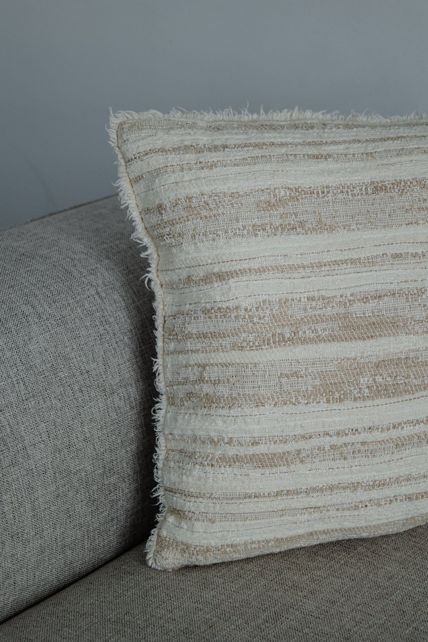 „LIVORNO“ Kissen – Limited Edition 45×45 cm | Handmade Leinen - Woll - Mix mit feinen Fransen - Kissen - Martin Gabriel Home