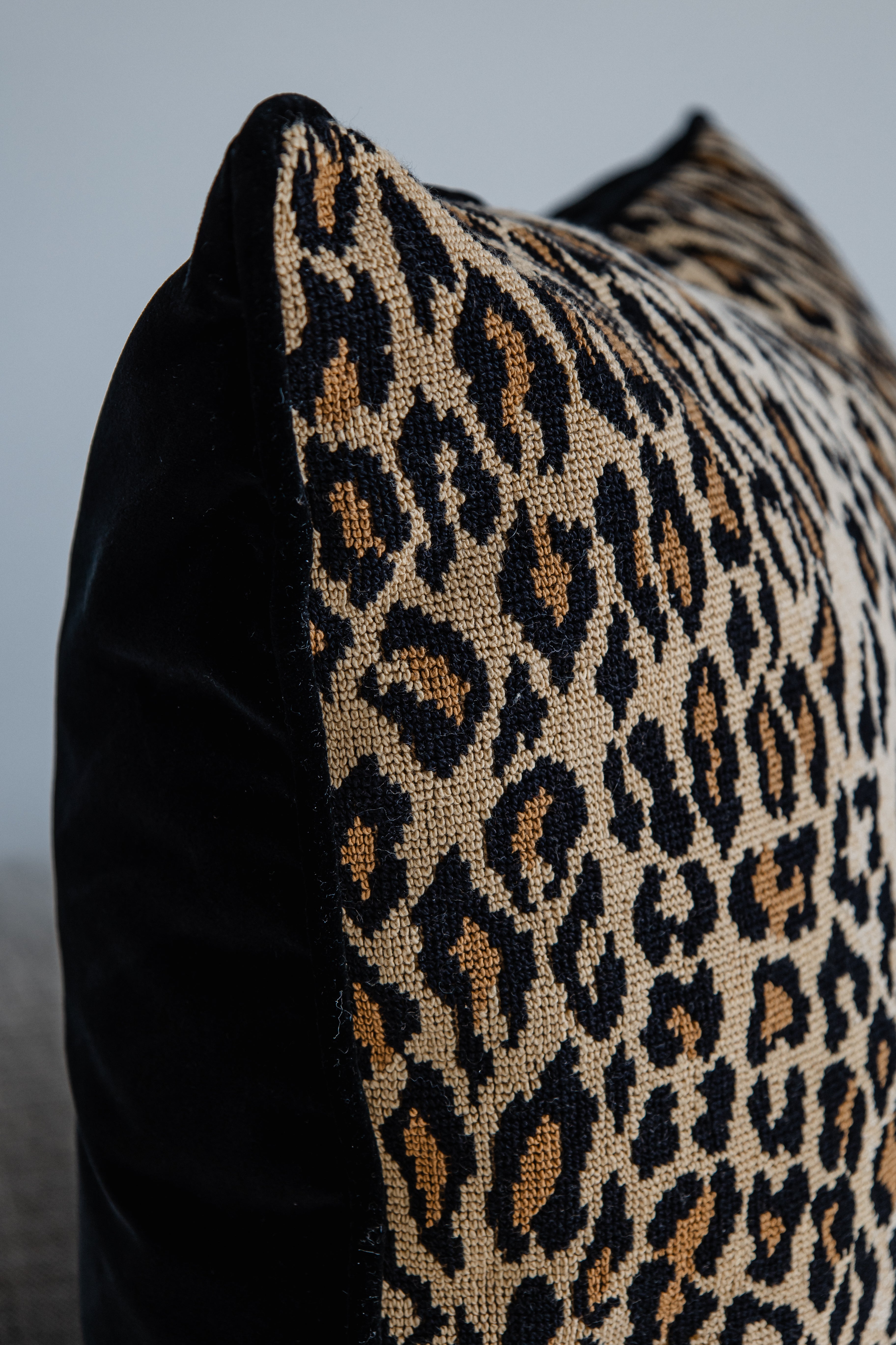 Nahaufnahme des Leopard-Musters, hochwertige Webstruktur in Beige, Schwarz und Braun.
	•	Tags: Leopard Muster, Stoffdetail, Animal Print Kissen, Designer Kissen