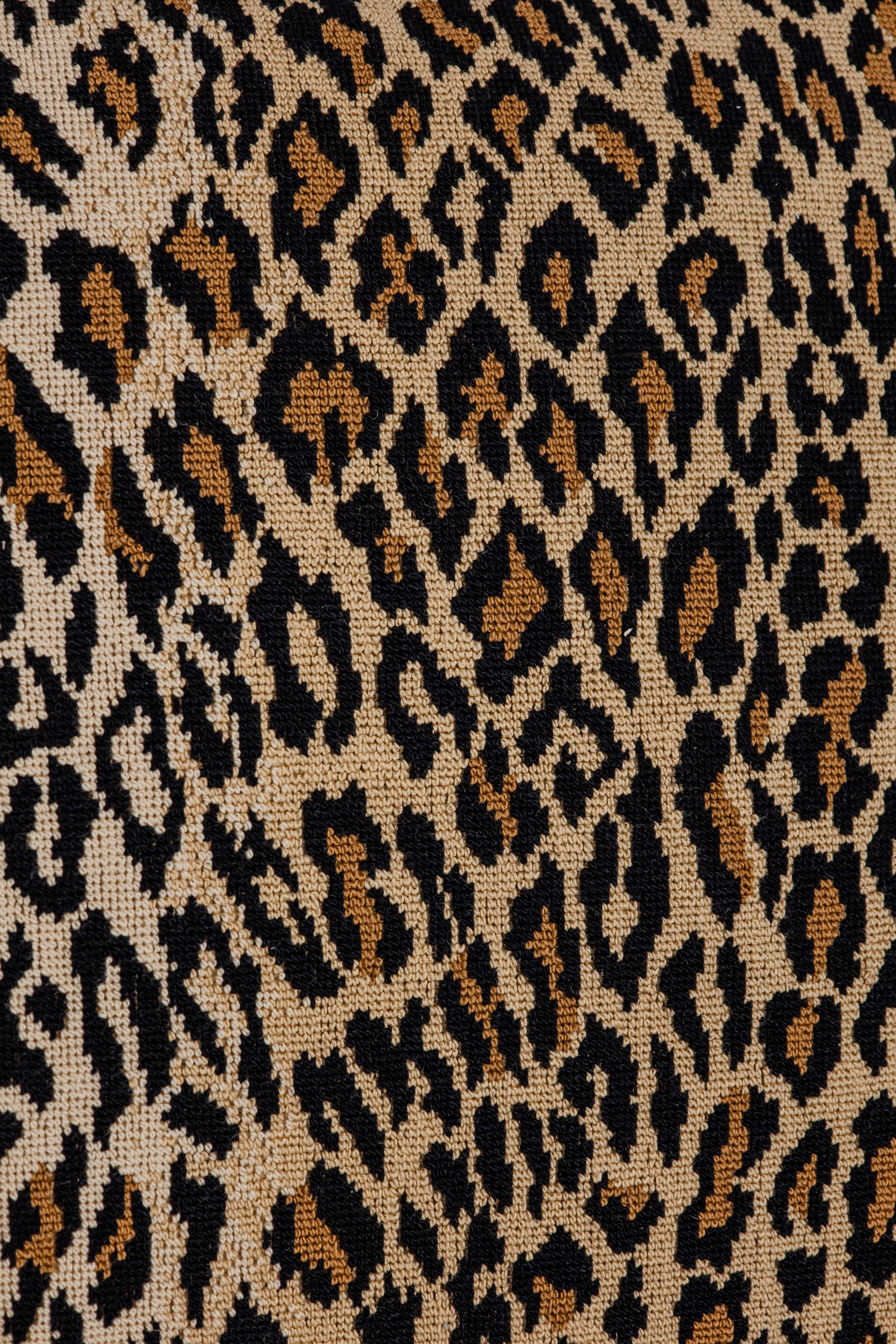 martin-gabriel-dekokissen-leopard-animal-print-kissenkante.jpgDetailaufnahme Leopard-Print Kissen mit schwarzer Kante, hochwertige Verarbeitung