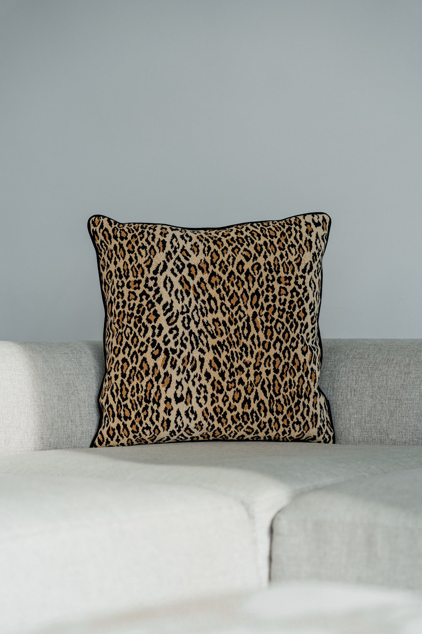 Dekokissen im Leopard-Print, Beige und Schwarz, Designer Kissen auf Sofa.