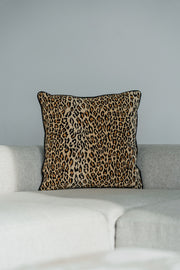 Dekokissen im Leopard-Print, Beige und Schwarz, Designer Kissen auf Sofa.