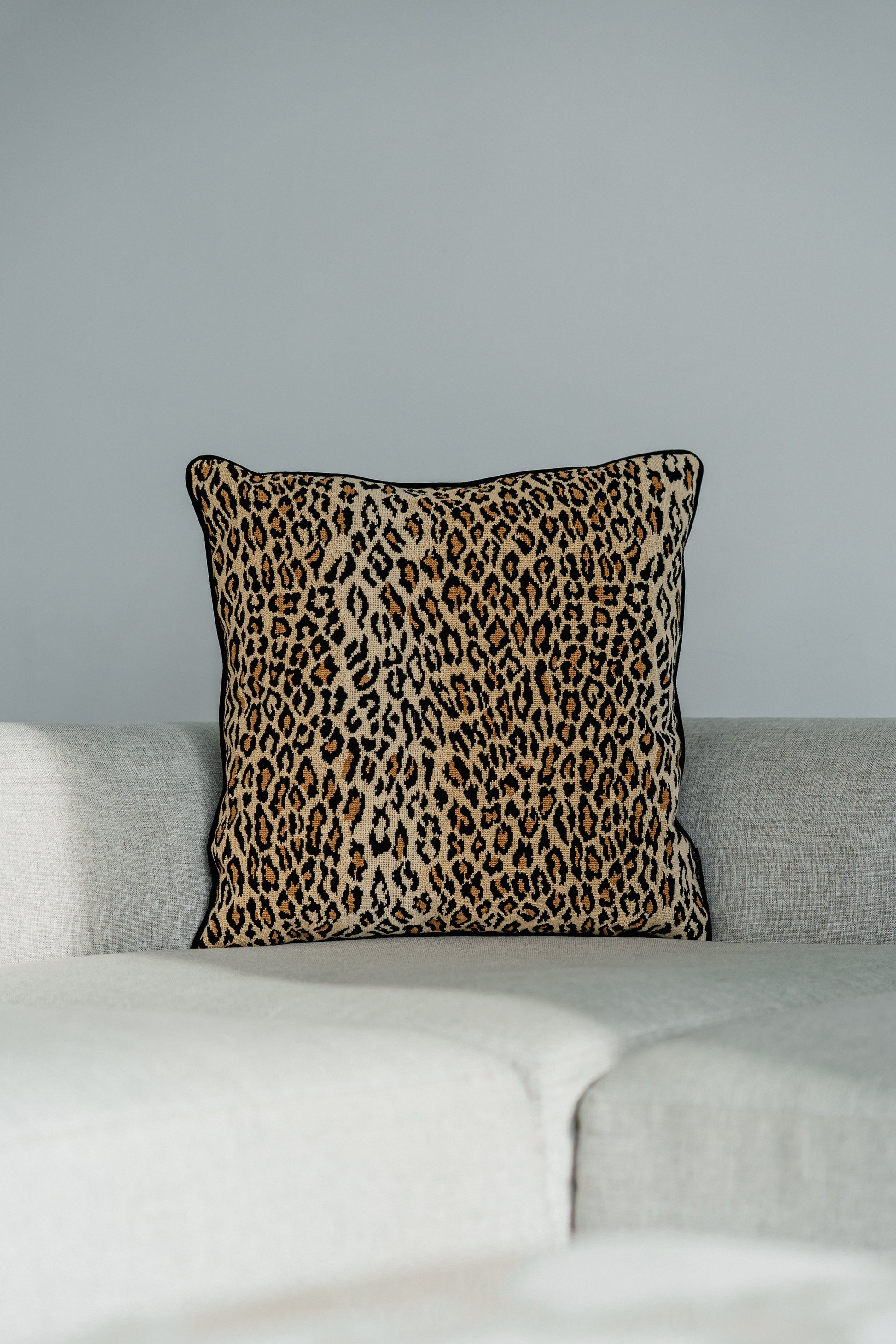 Dekokissen im Leopard-Print, Beige und Schwarz, Designer Kissen auf Sofa.