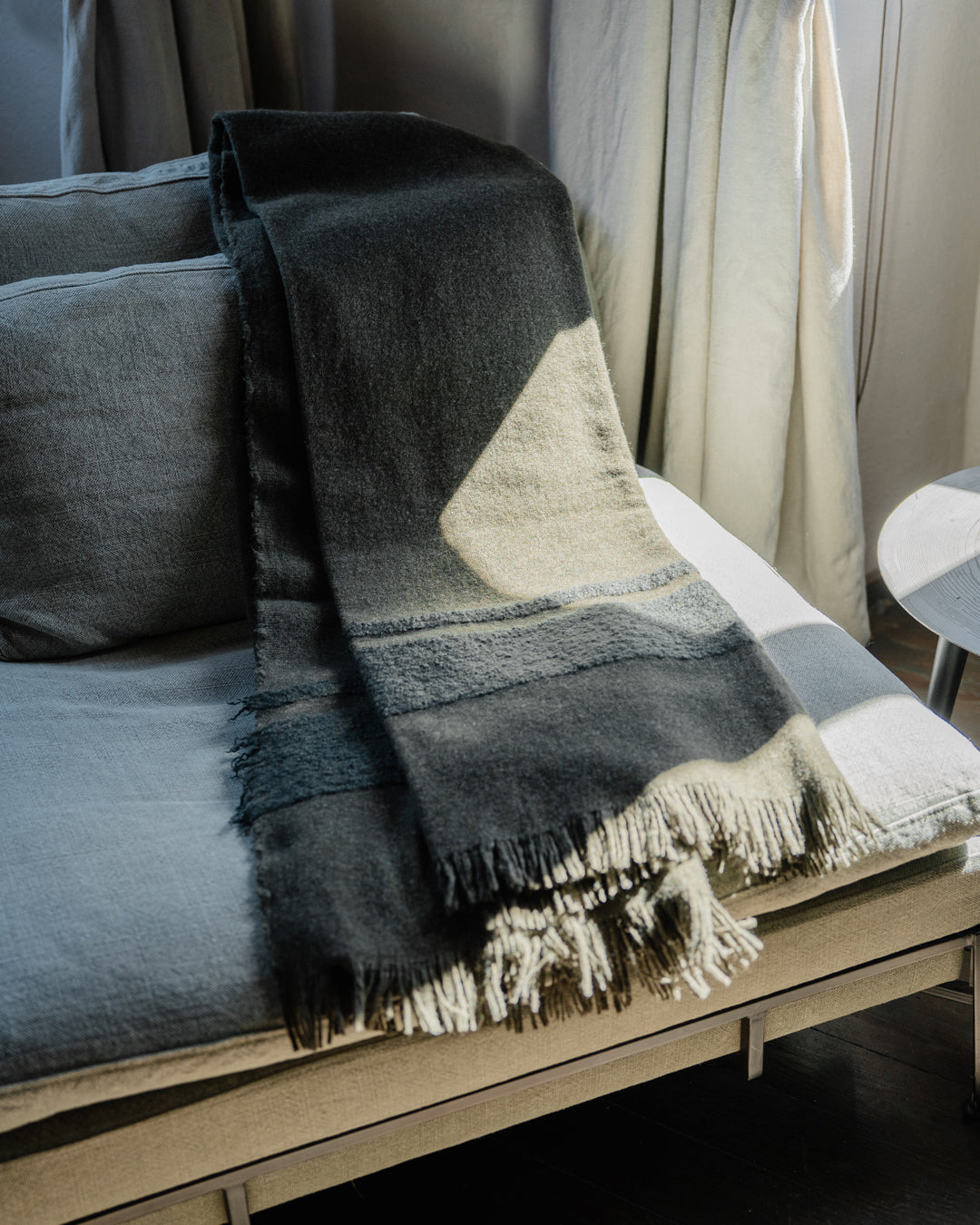 Luxuriöse Decke Jade von Martin Gabriel – dekorativ über Sofa drapiert