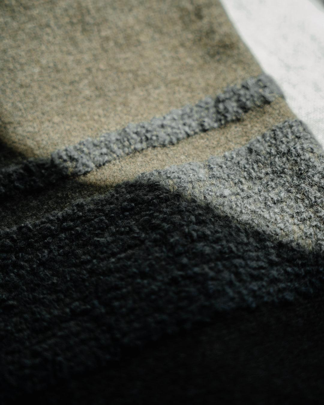 Martin Gabriel Designer-Decke Jade – Fransen und Material-Detailaufnahme