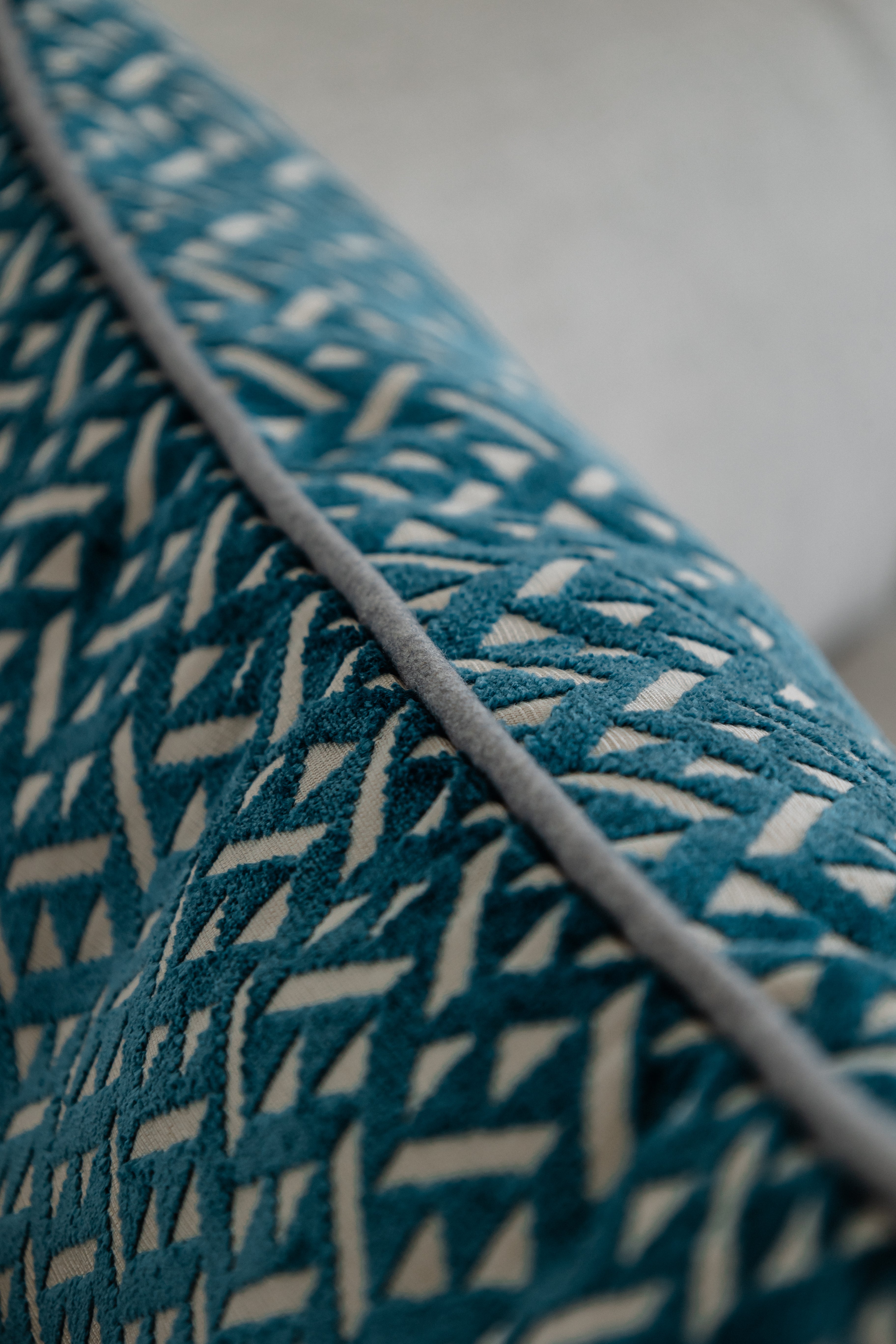 Detailansicht Indoor-Kissen Azuro, Velours-Aussparungen und Wollunterstruktur, hochwertiger Materialmix