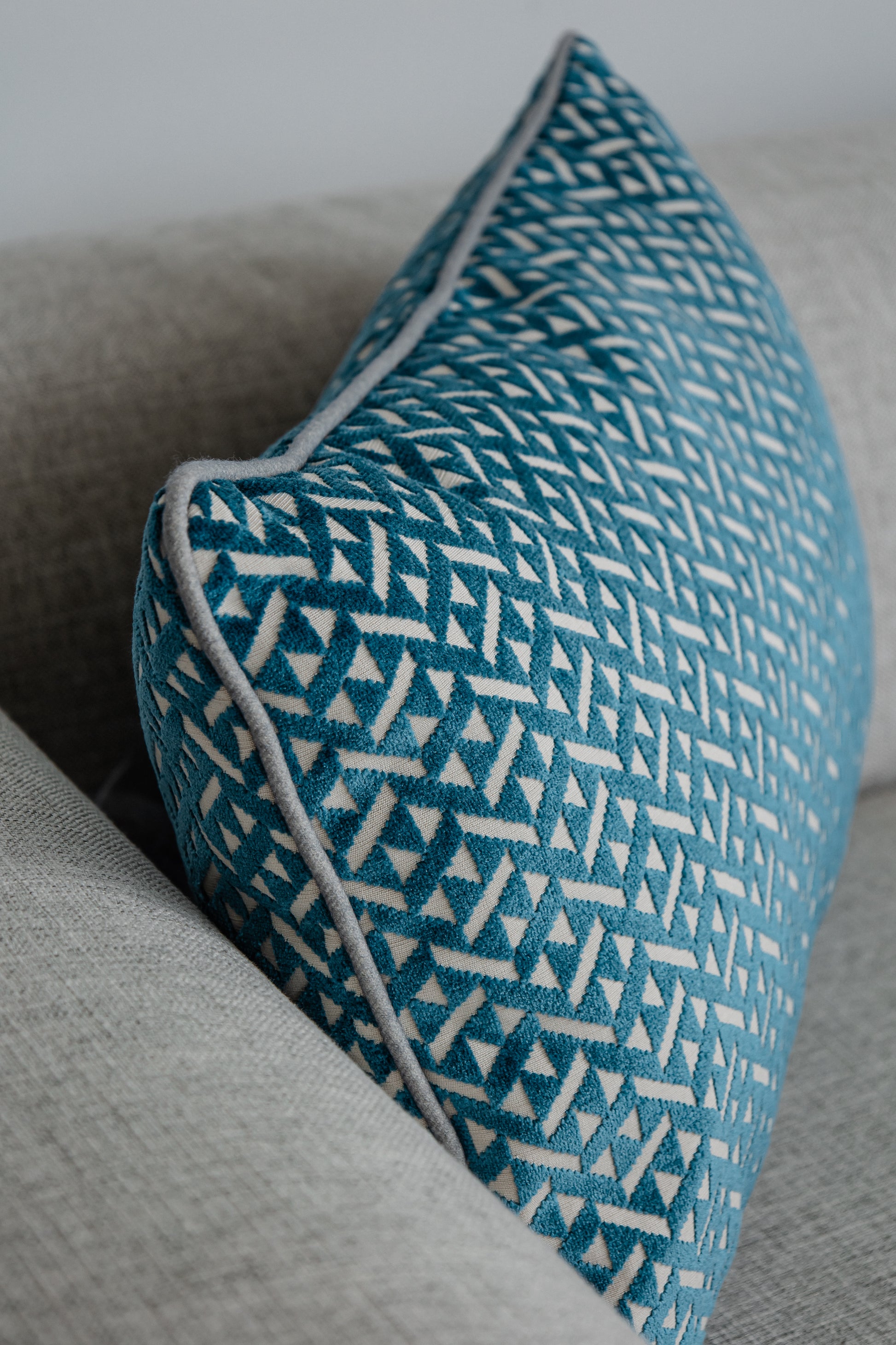 Seitenansicht Indoor-Kissen Azuro, elegantes Muster aus Velours auf Wollgrund, Martin Gabriel