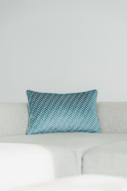 Indoor-Kissen Azuro mit Velours-Aussparungen und Wollunterstruktur in Beige-Blau, Martin Gabriel Design