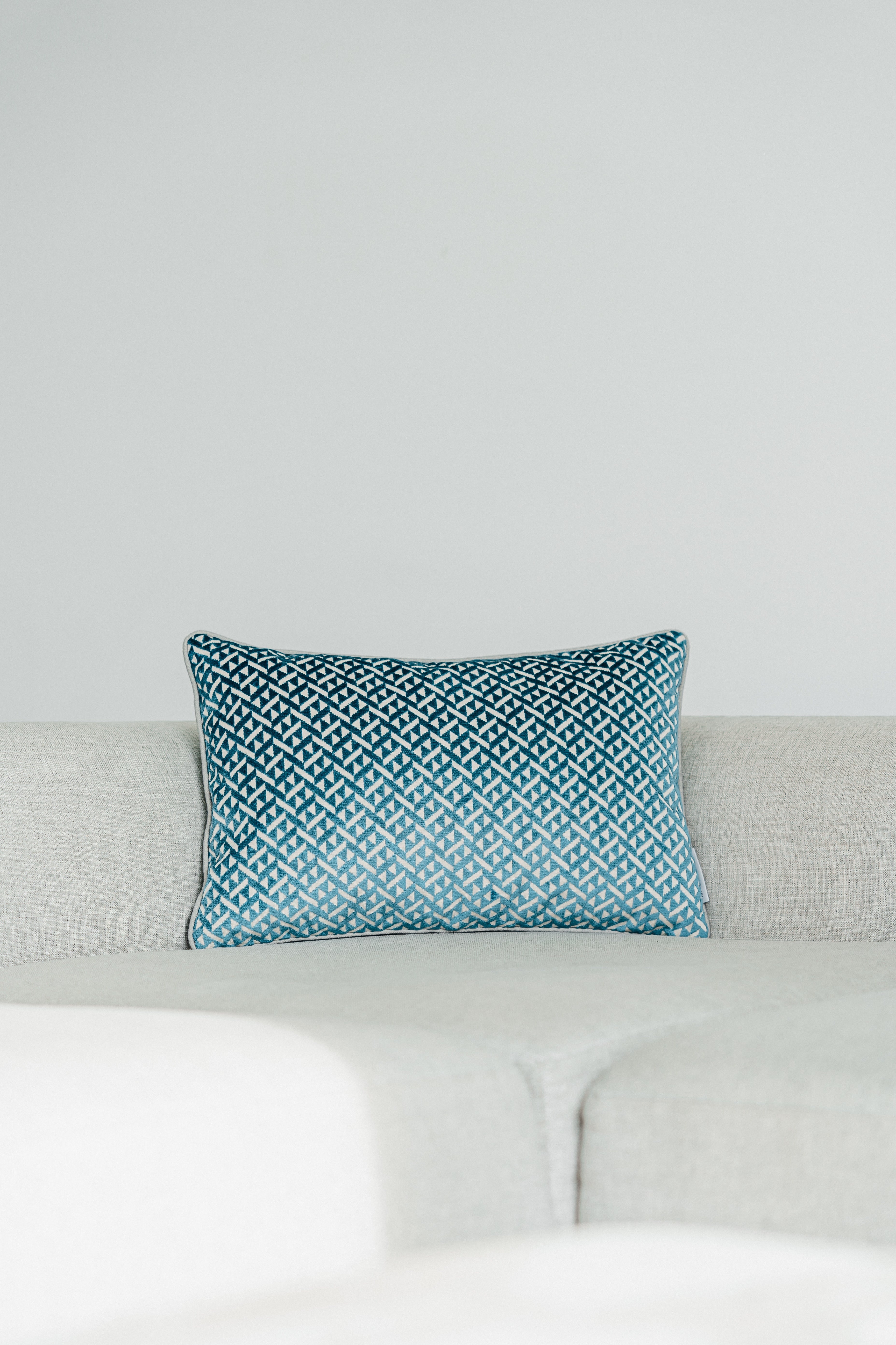 Indoor-Kissen Azuro mit Velours-Aussparungen und Wollunterstruktur in Beige-Blau, Martin Gabriel Design