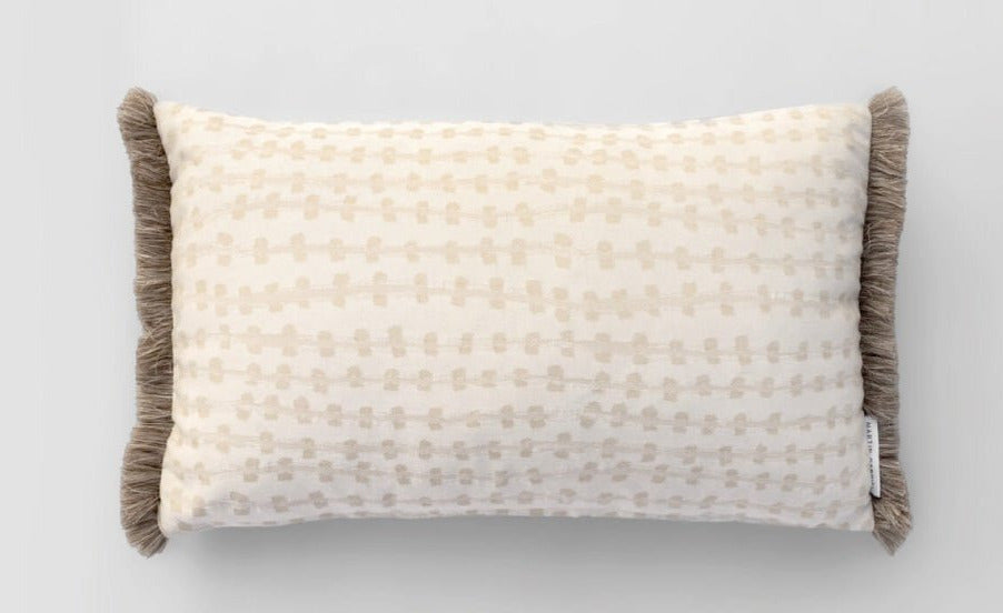 Outdoor Kissen als Detailaufnahme mit Fransen und beiger Struktur liegend auf einem Sofa und unterhalb auf weissem Hintergund Modell Chiasso Medium