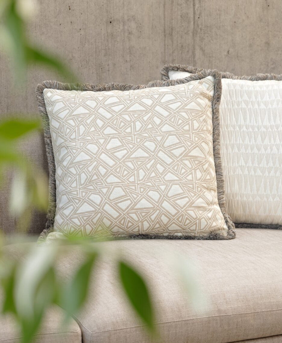 Martin Gabriel - Outdoor Kissen Modell Lavertezzo auf einem sofa mit einem anderen Kissen auf einer Terrasse und schönen weissen und beigen Erdtönen 