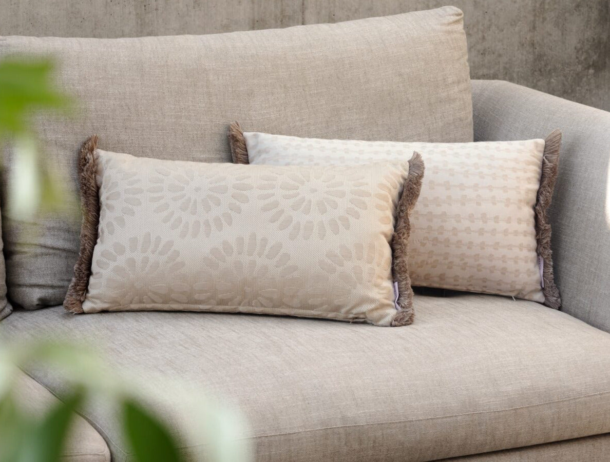 Martin Gabriel - Outdoorkissen Modell Morcote medium auf hellem sofa mit zweiten Kissen im Vordergrund auf Terrasse 