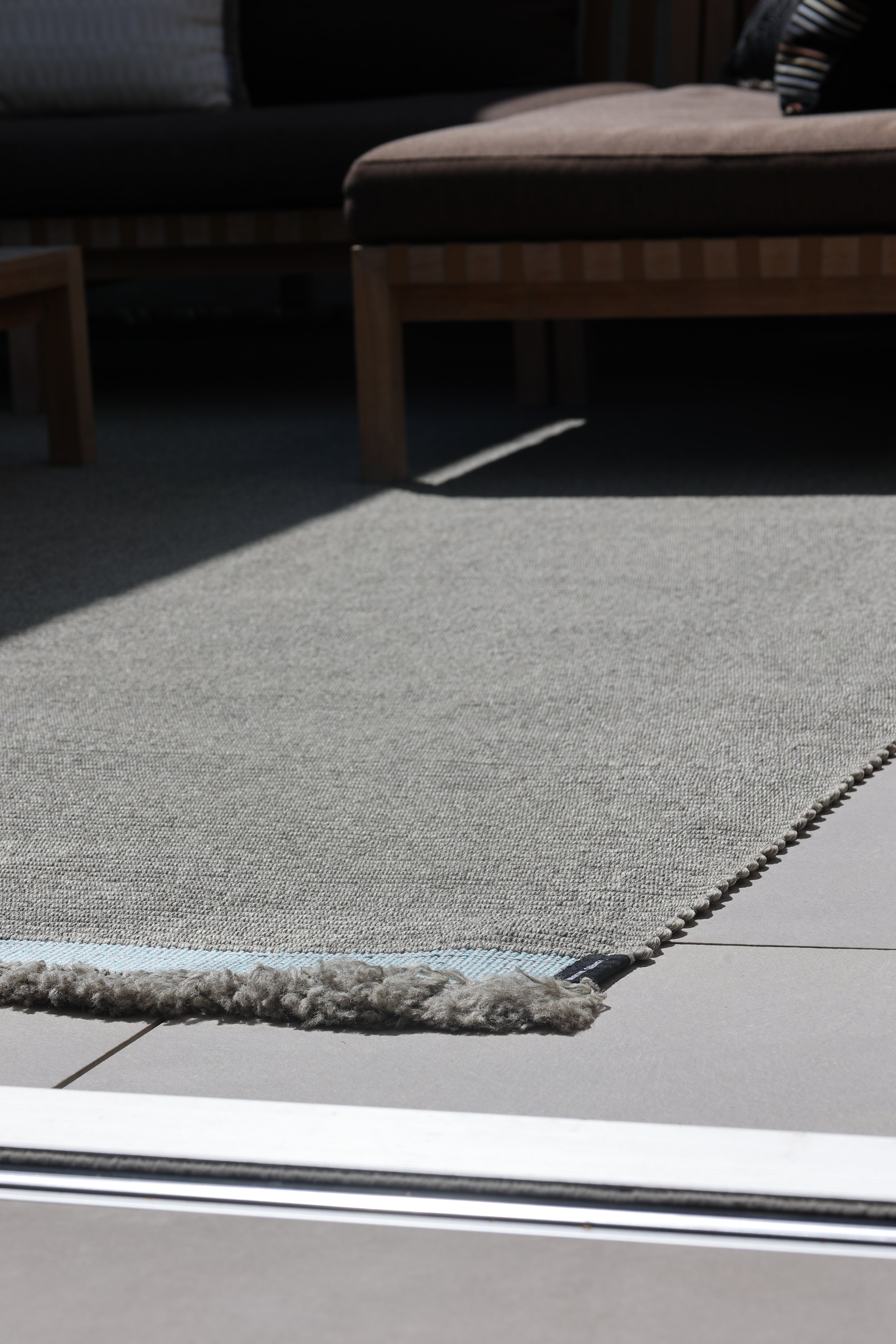 Outdoor Teppich mit Fransen „Mandel Silber“ – Eleganz in schimmernden Naturtönen
