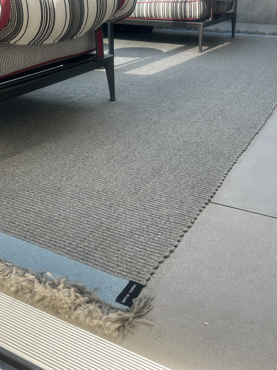 Outdoor Teppich mit Fransen „Mandel Silber“ – Eleganz in schimmernden Naturtönen