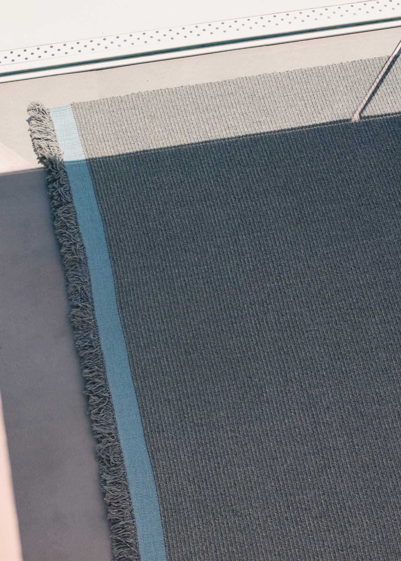 Outdoor Teppich mit Fransen „Mandel Silber“ – Eleganz in schimmernden Naturtönen