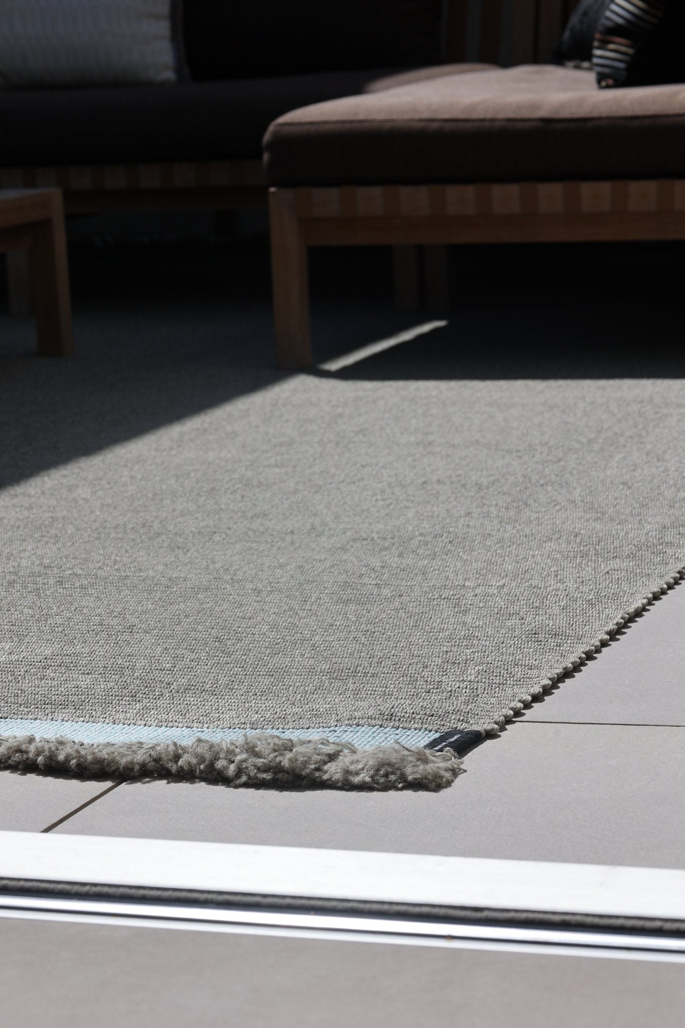 Outdoor Teppich mit Fransen „Mandel Silber“ – Eleganz in schimmernden Naturtönen - Martin Gabriel - Outdoor Teppiche - Martin Gabriel