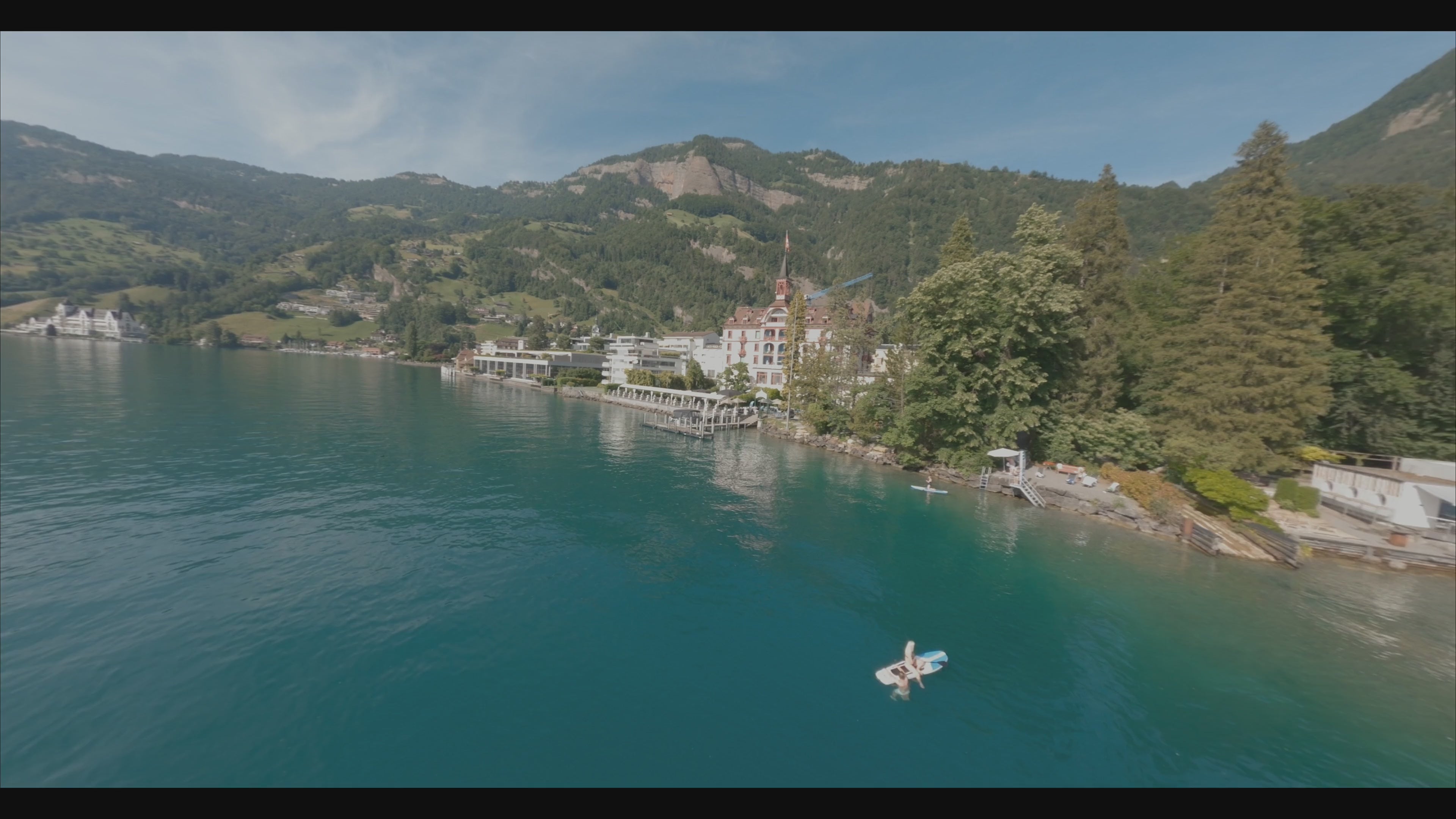 Charger la vidéo : Kurzes Video eines gelben Outdoor-Daybeds im Vitznauer Hof mit Blick auf den Vierwaldstättersee, inklusive historischer Fassadendetails und hochwertiger Matratzenarbeit von Martin Gabriel.