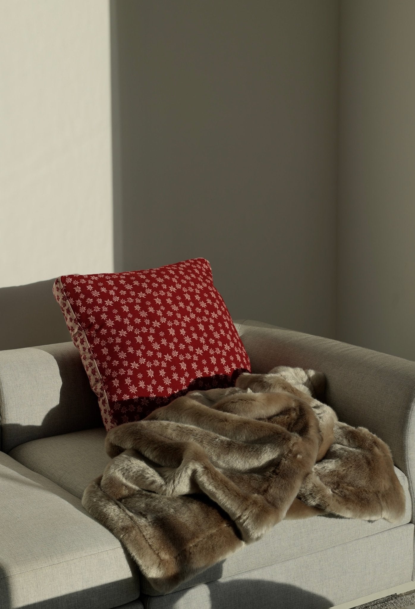 Reuss - Chalet Collection - Enzian Rot (60x60 cm) - Martin Gabriel Home - Kissen - Martin Gabriel Home