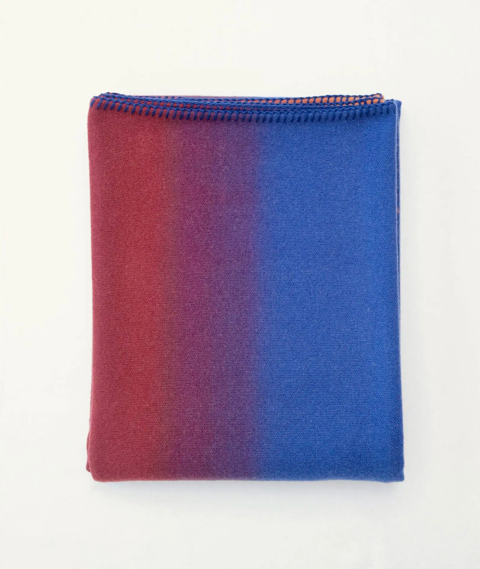 Martin gabriel Wohndecke Shadow in blau rot orange farbverlauf detailaufnahme 