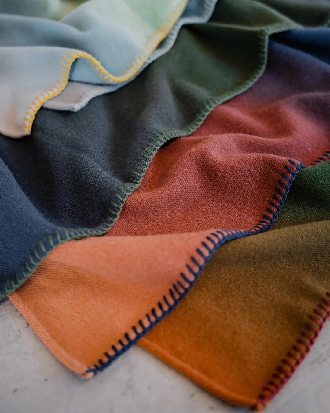 Martin Gabriel plaid wohndecke modell  shadow , sichtbar sind vier decken mit diversen stitchings 