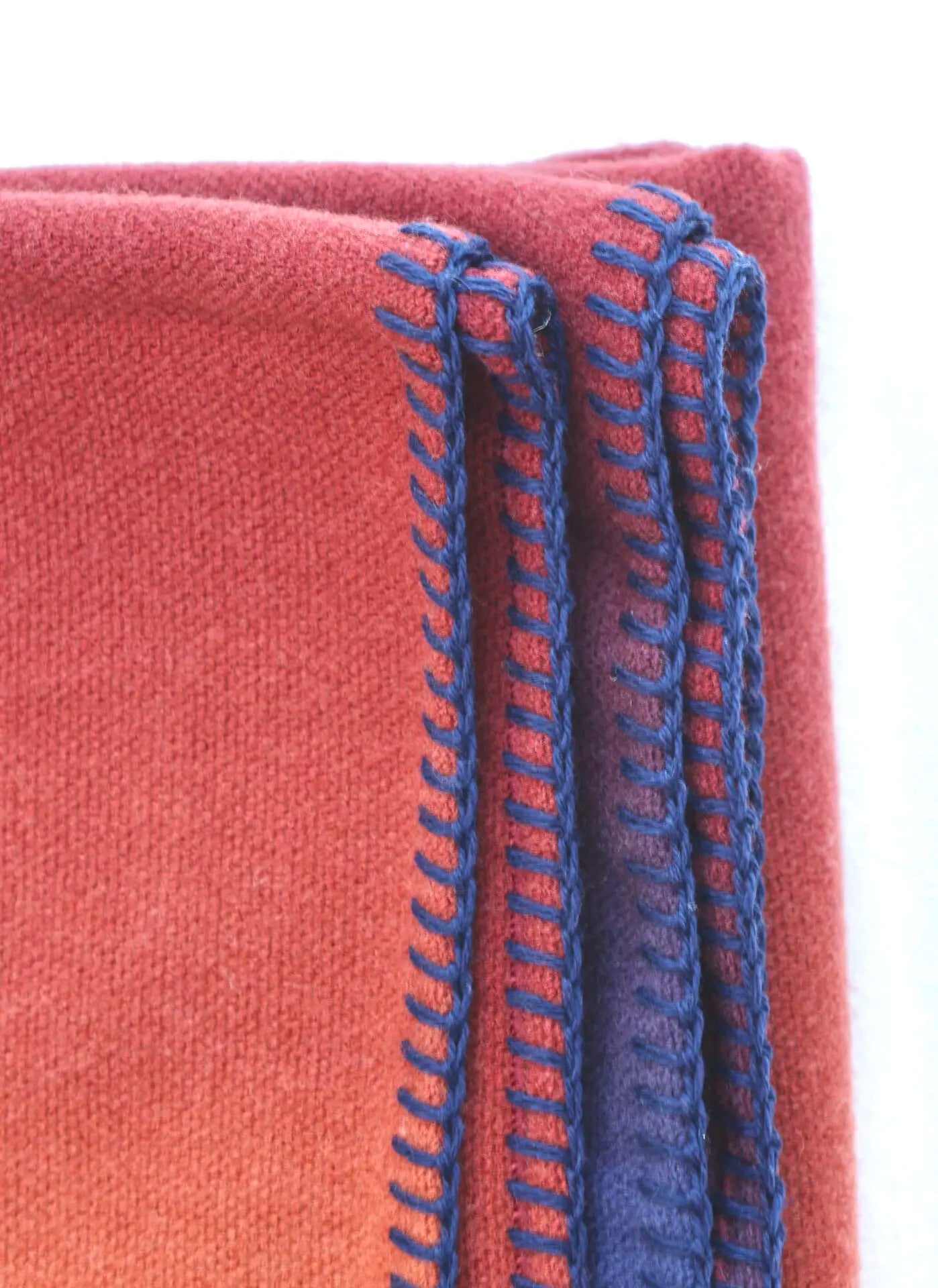 Martin Gabriel Plaid nahaufnahem shadow mit stitching in blau auf weissen hintergrund 