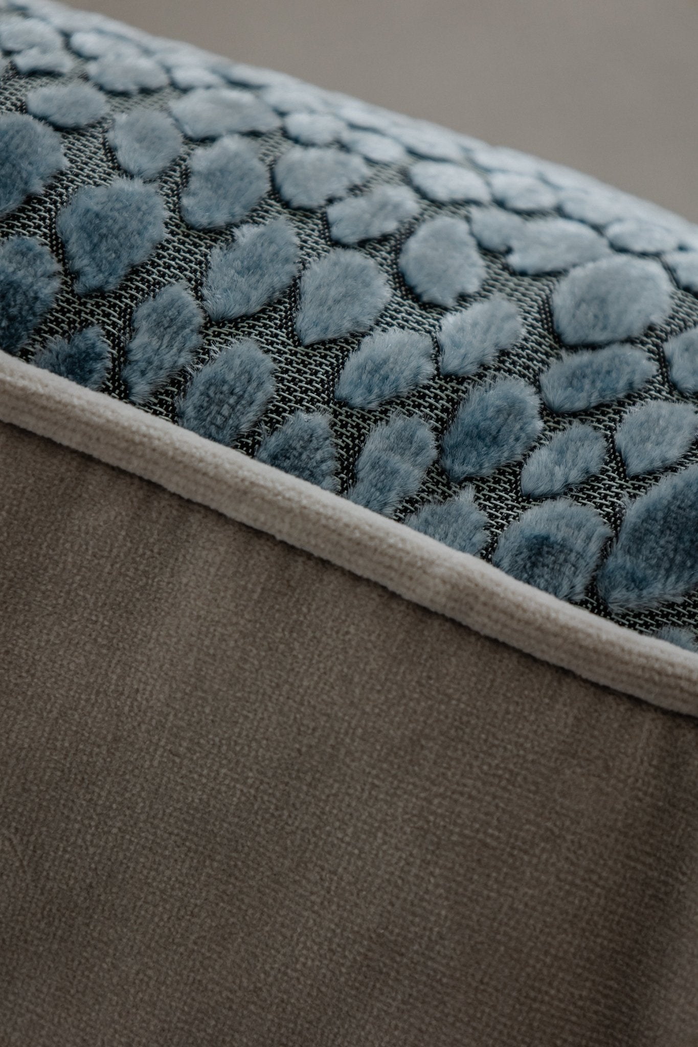 Stilvolles Dekokissen aus hochwertigem Velours mit einzigartiger 3D - Struktur in Blau - und Taupe - Tönen. Handgefertigt, limitiert und zeitlos elegant. - Martin Gabriel - Kissen - Martin Gabriel