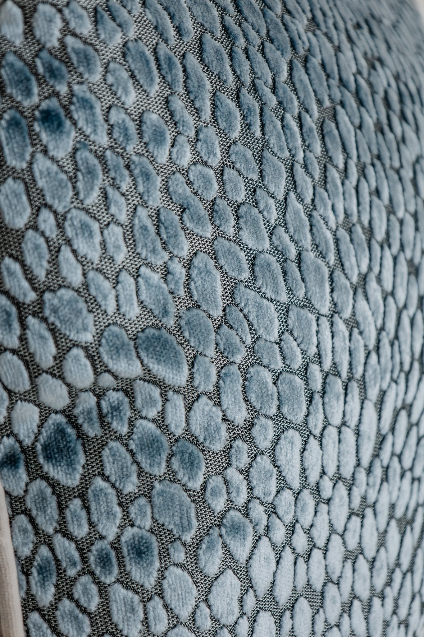 Stilvolles Dekokissen aus hochwertigem Velours mit einzigartiger 3D - Struktur in Blau - und Taupe - Tönen. Handgefertigt, limitiert und zeitlos elegant. - Martin Gabriel - Kissen - Martin Gabriel