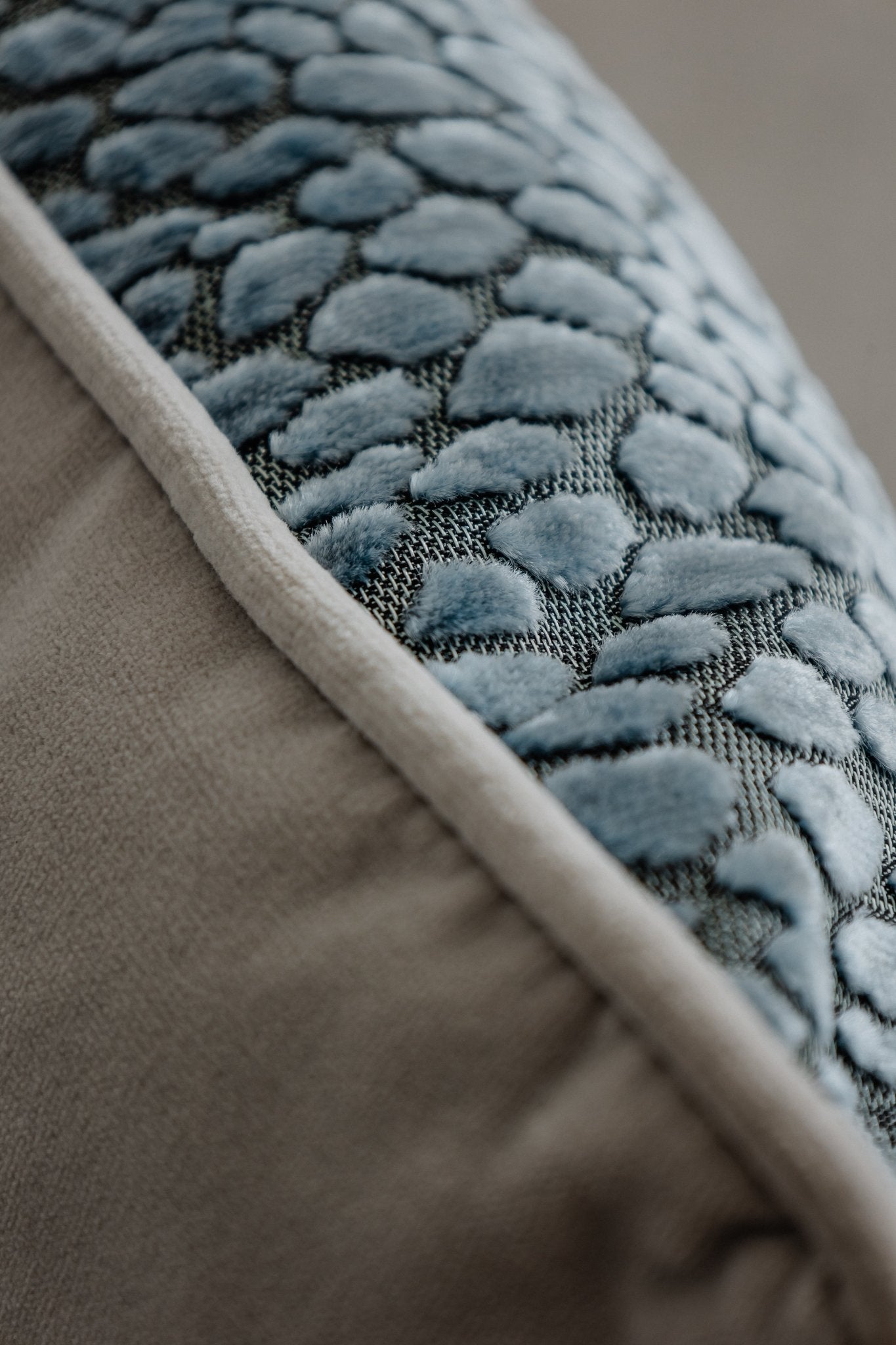 Stilvolles Dekokissen aus hochwertigem Velours mit einzigartiger 3D - Struktur in Blau - und Taupe - Tönen. Handgefertigt, limitiert und zeitlos elegant. - Martin Gabriel - Kissen - Martin Gabriel