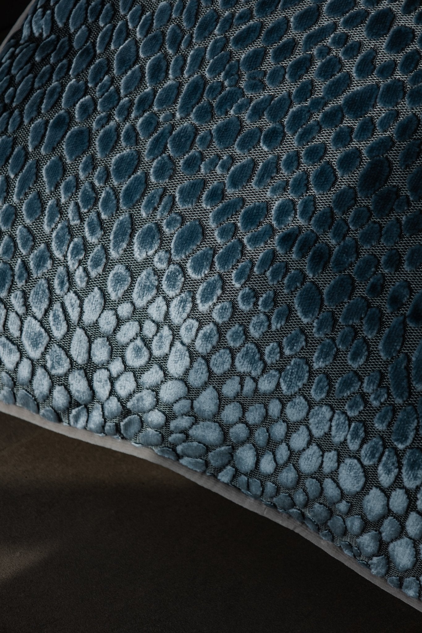 Stilvolles Dekokissen aus hochwertigem Velours mit einzigartiger 3D - Struktur in Blau - und Taupe - Tönen. Handgefertigt, limitiert und zeitlos elegant. - Martin Gabriel - Kissen - Martin Gabriel