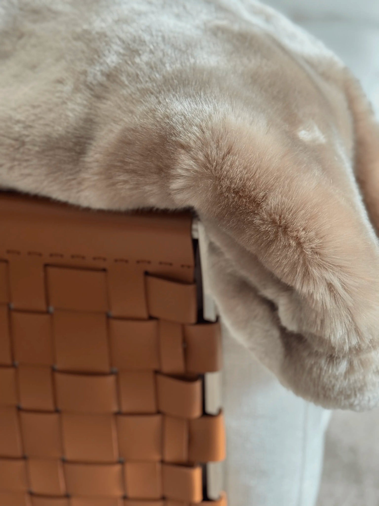 Yeti Taupe Seal Kunstfelldecke - Martin Gabriel Home - Indoor - Decke - Martin Gabriel Home