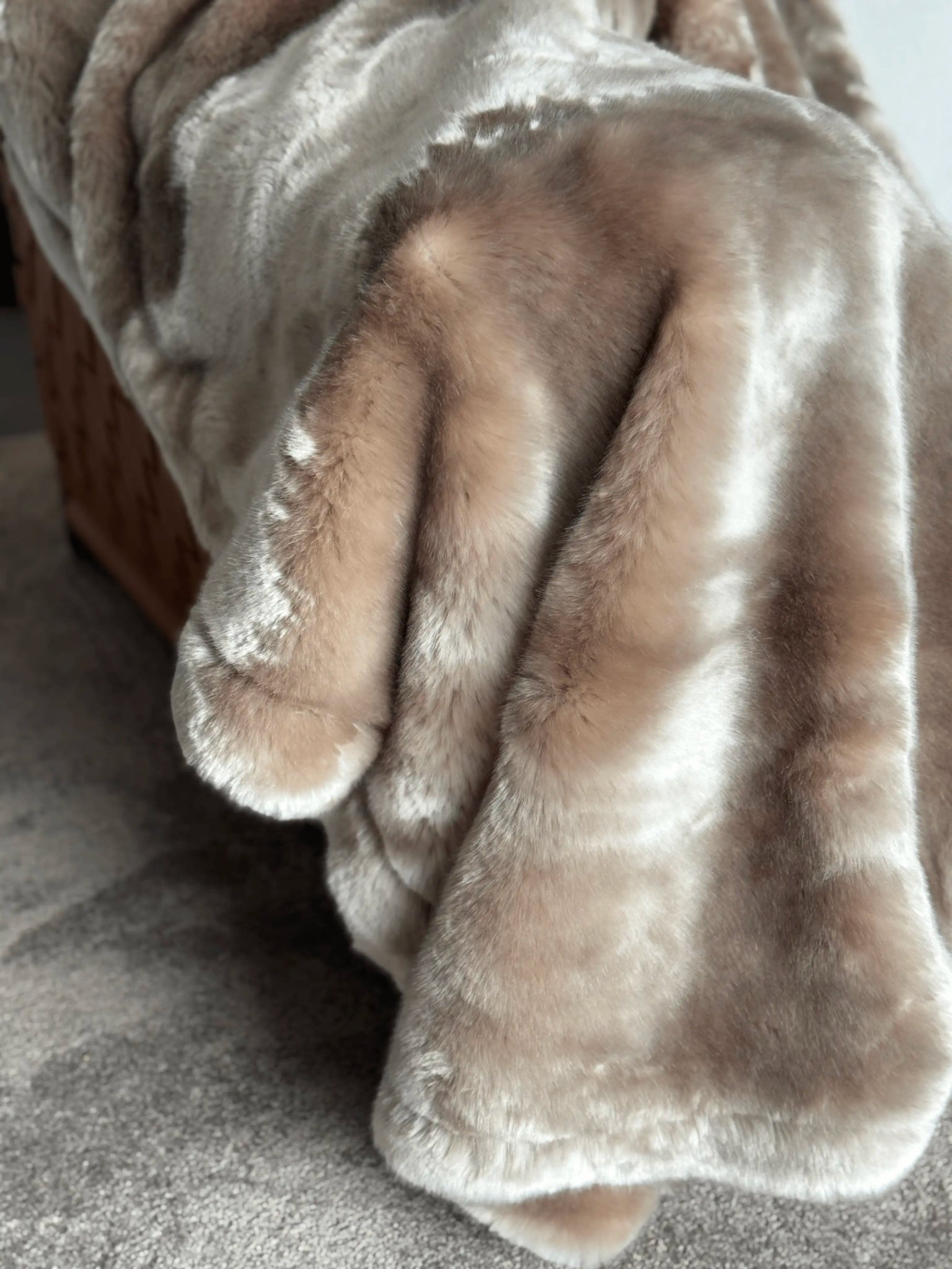 Yeti Taupe Seal Kunstfelldecke - Martin Gabriel Home - Indoor - Decke - Martin Gabriel Home