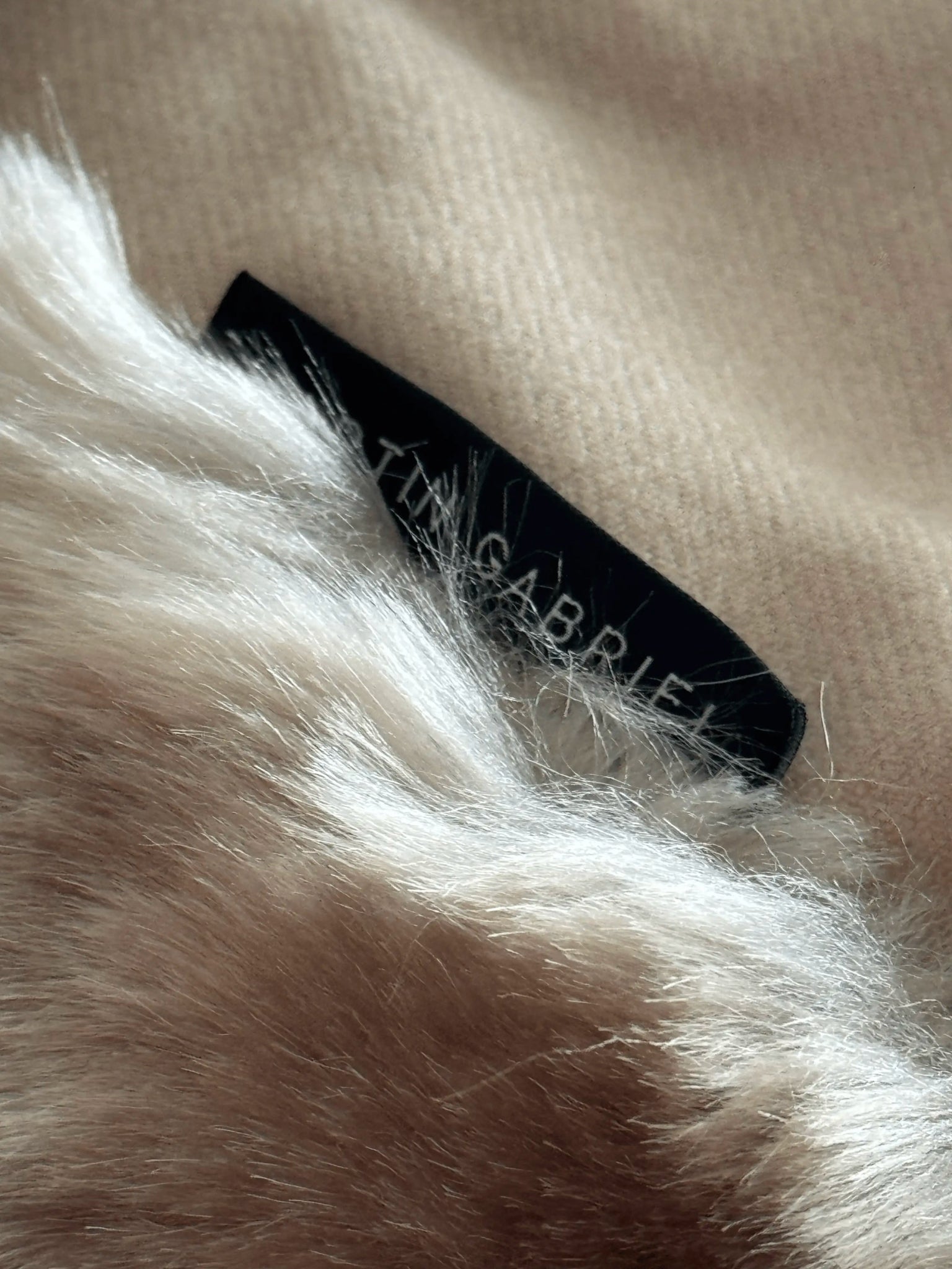 Yeti Taupe Seal Kunstfelldecke - Martin Gabriel Home - Indoor - Decke - Martin Gabriel Home