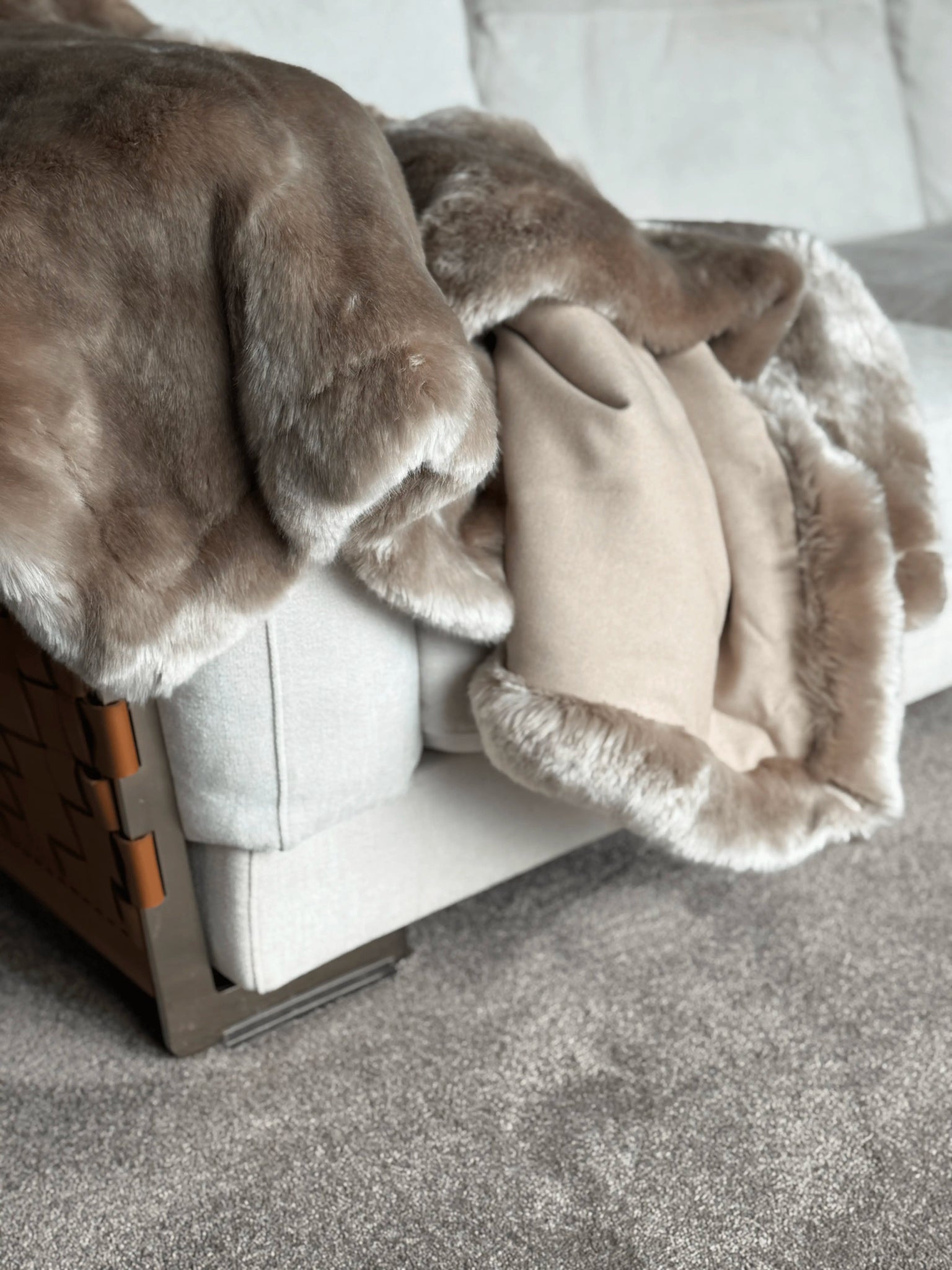 Yeti Taupe Seal Kunstfelldecke - Martin Gabriel Home - Indoor - Decke - Martin Gabriel Home