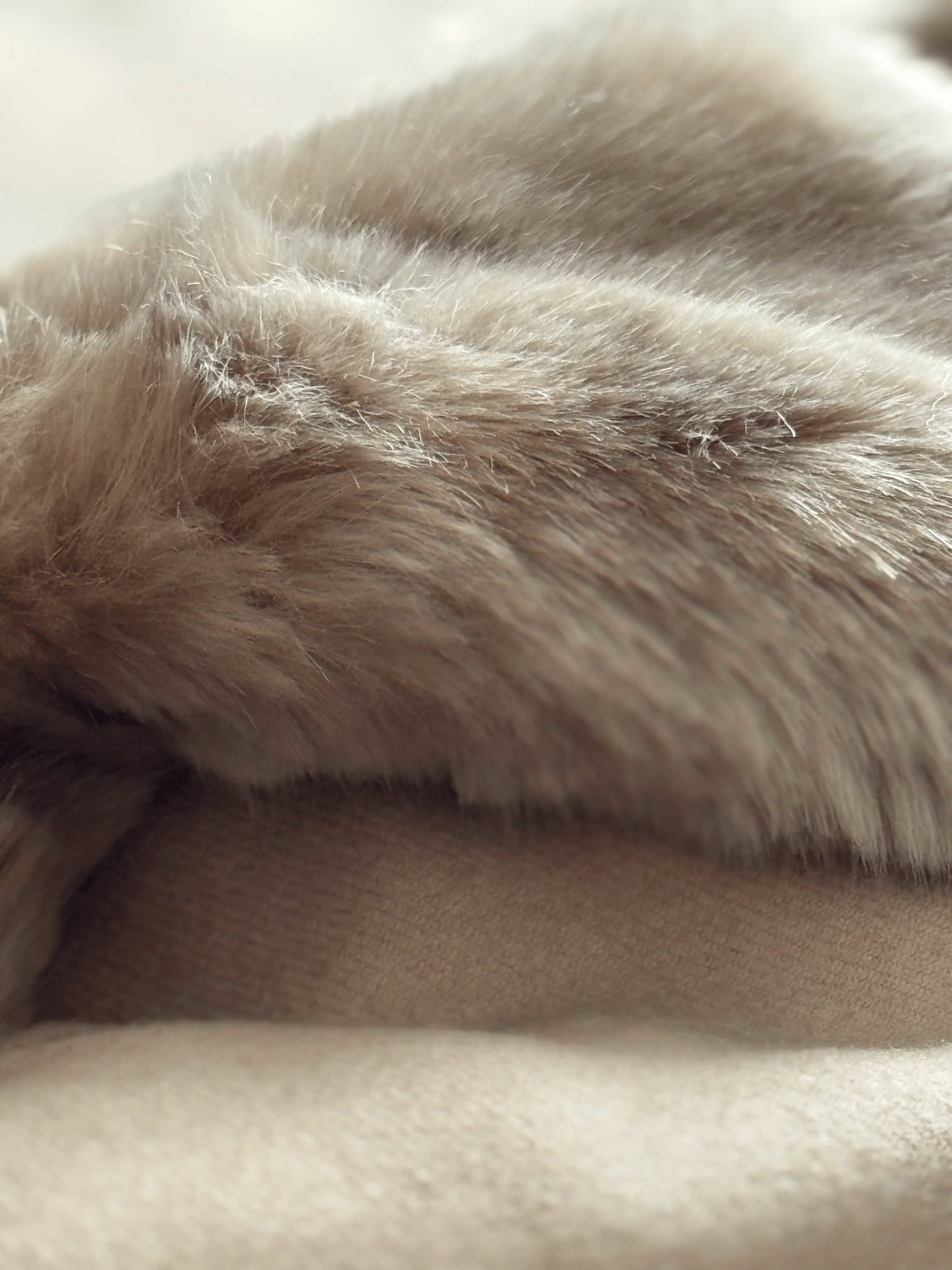 Yeti Taupe Seal Kunstfelldecke - Martin Gabriel Home - Indoor - Decke - Martin Gabriel Home