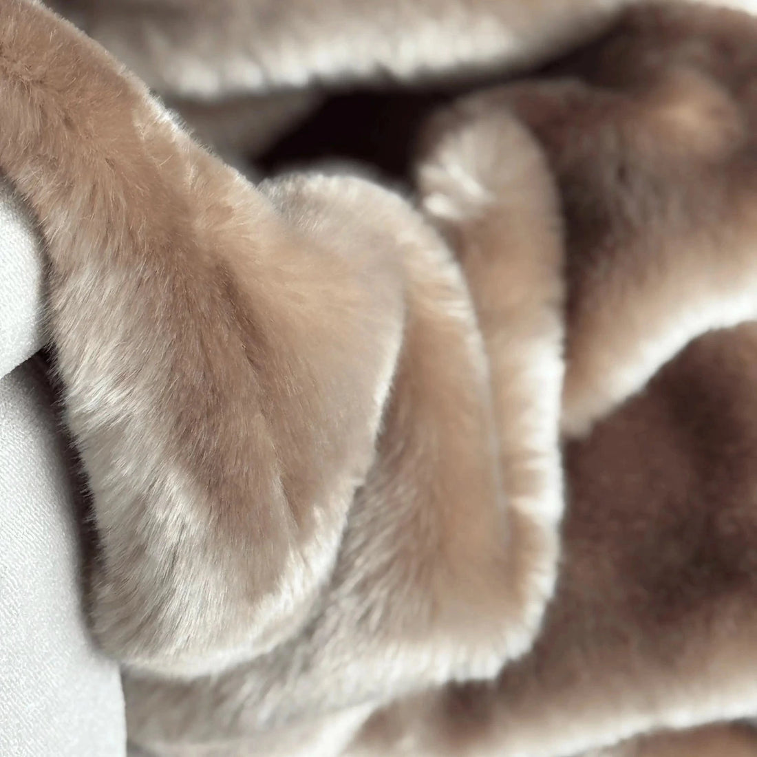 Yeti Taupe Seal Kunstfelldecke - Martin Gabriel Home - Indoor - Decke - Martin Gabriel Home